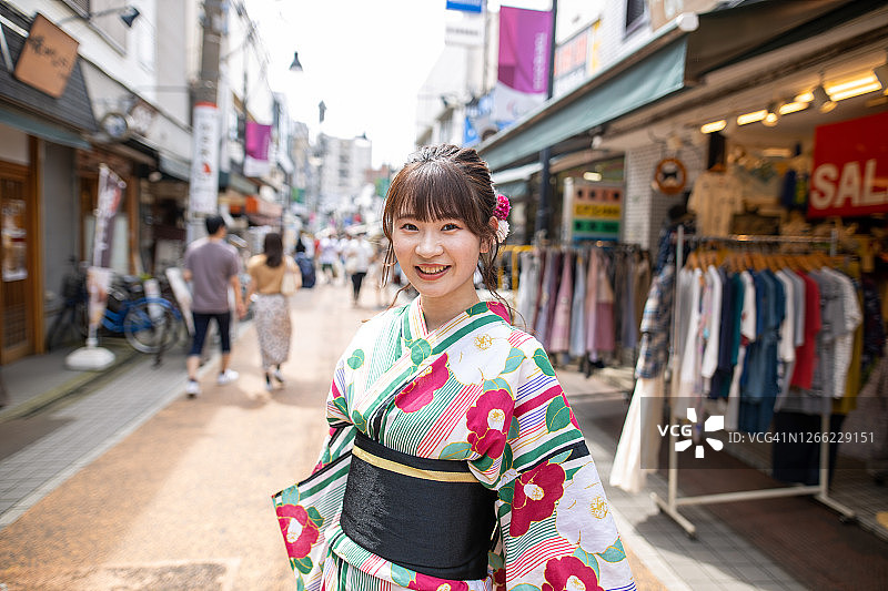 年轻女子身穿浴衣逛日本老商业街图片素材
