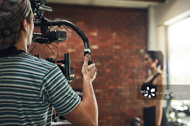 他对视频充满热情图片素材