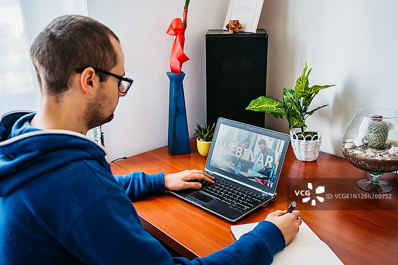 男人在线参加网络研讨会图片素材