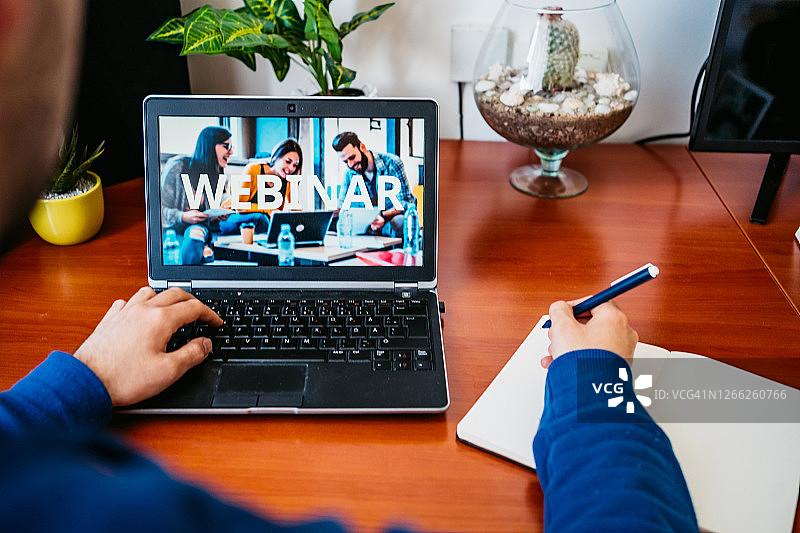 男人在线参加网络研讨会图片素材