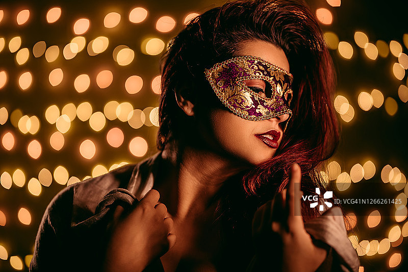 戴着威尼斯面具的女人图片素材