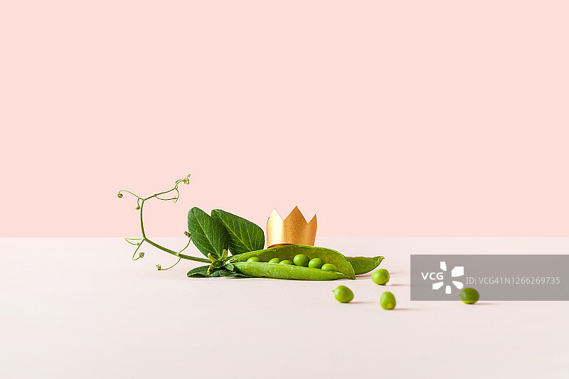 剥新鲜豌豆和公主皇冠图片素材