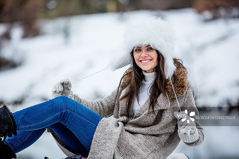 在户外享受乐趣的年轻女人图片素材