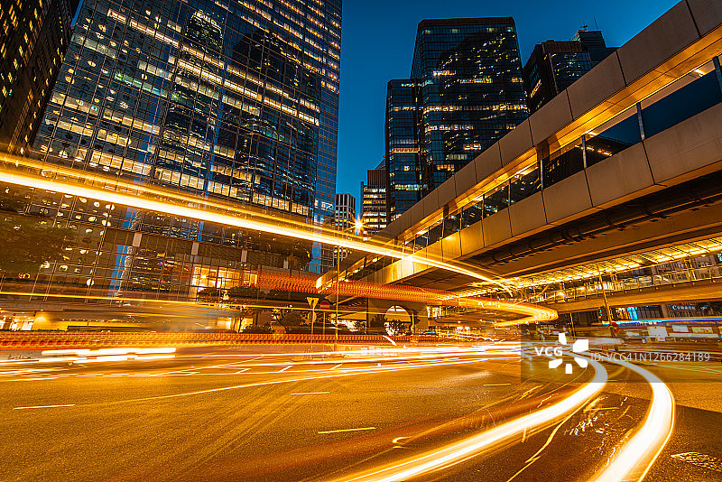 香港中环的夜间交通图片素材