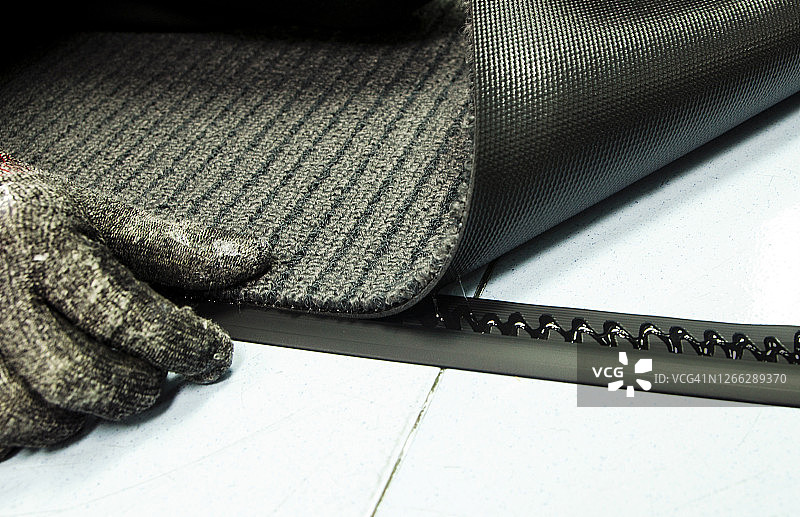 在胶水的帮助下制作带有丝带和蝴蝶结的明信片图片素材