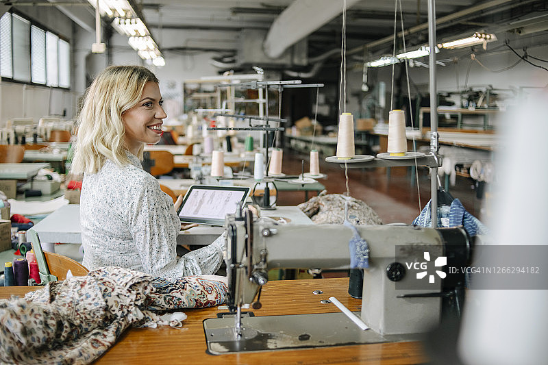 纺织业厂长在工厂工作，控制质量并创造新产品图片素材