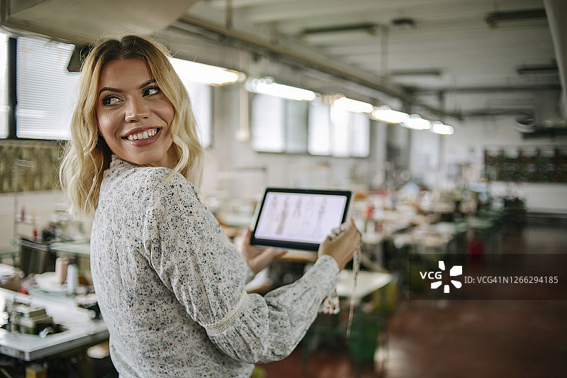 纺织业厂长在工厂工作，控制质量并创造新产品图片素材