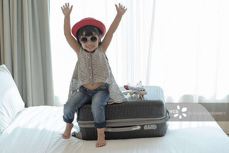 快乐的亚洲女童玩玩具飞机，旅游概念图片素材