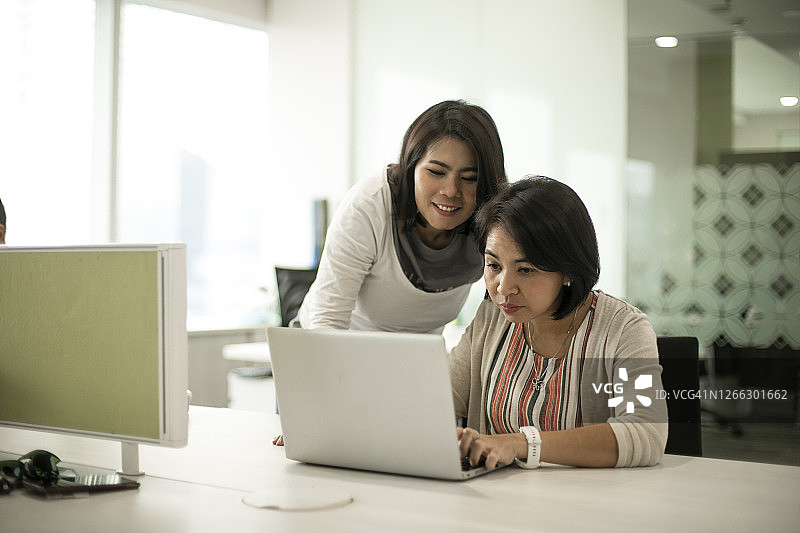 亚洲女性在商务办公室开会图片素材