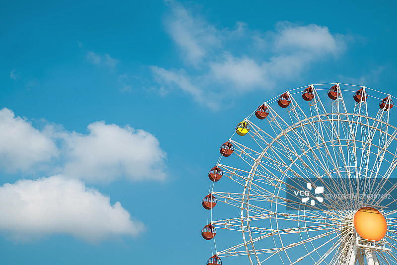 冲绳蓝天下的摩天轮图片素材