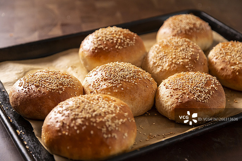 自制芝麻面包卷与金属托盘图片素材