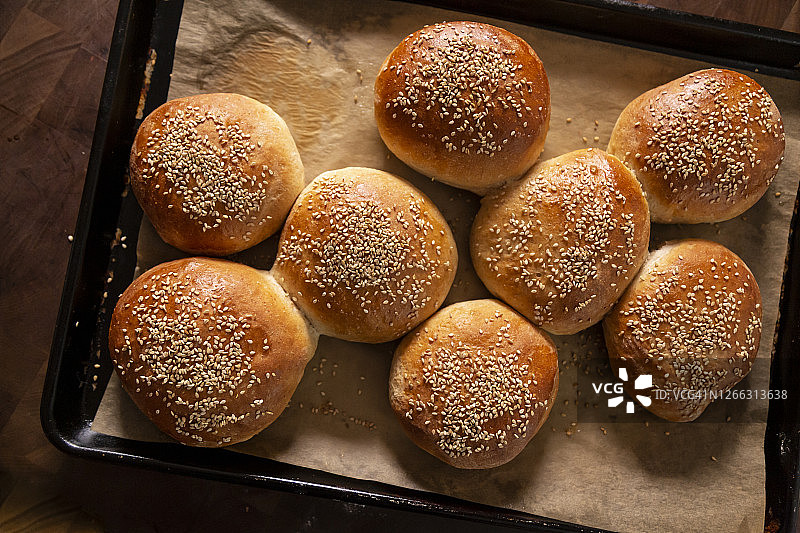 自制芝麻面包卷与金属托盘图片素材