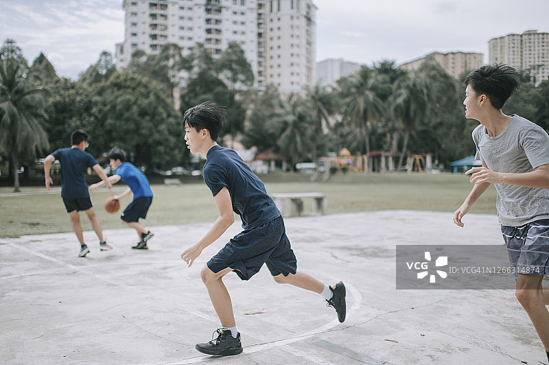 放学后在篮球场打篮球的中国青少年图片素材