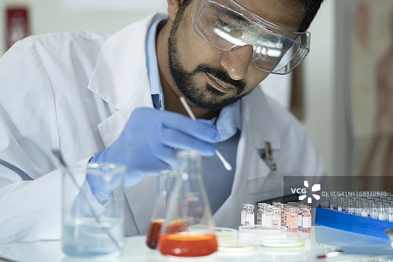 男性医学研究员图片素材