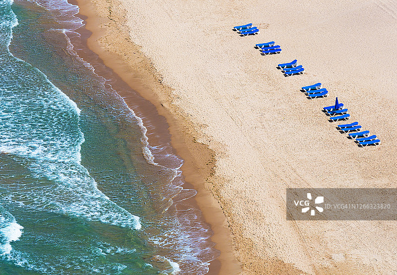 空旷海滩上的沙滩椅图片素材