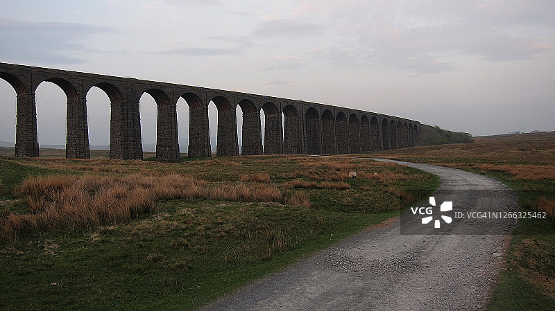 土路上的长石桥图片素材