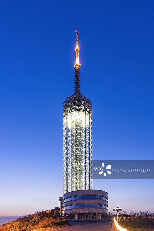 高耸的观光塔从夜晚升起；夜色昏暗图片素材