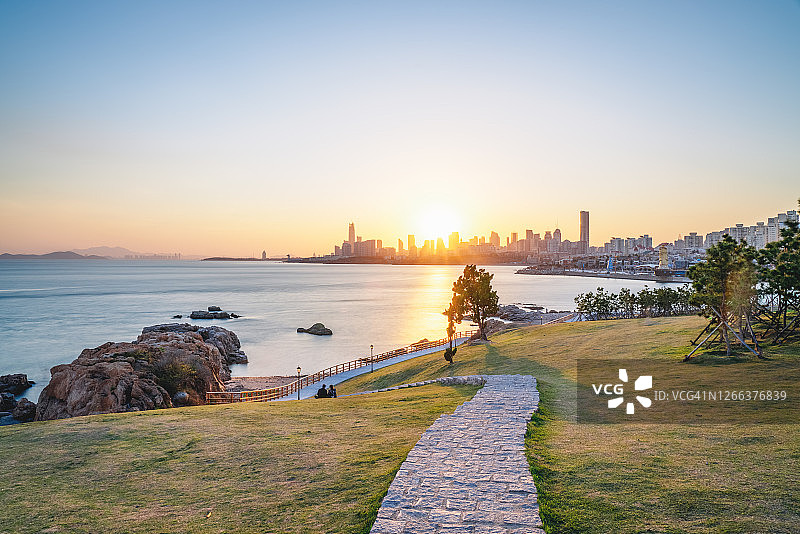 日落时分的城市海滨公园图片素材