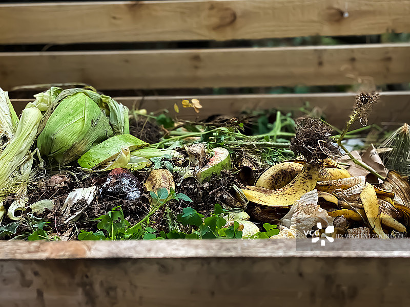 装满的木制堆肥箱图片素材