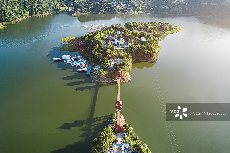 银湖小岛的日落美景图片素材