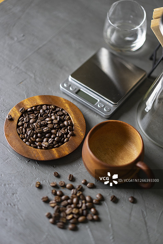 滴滤咖啡、木制咖啡杯和烘焙咖啡豆顶视图图片素材