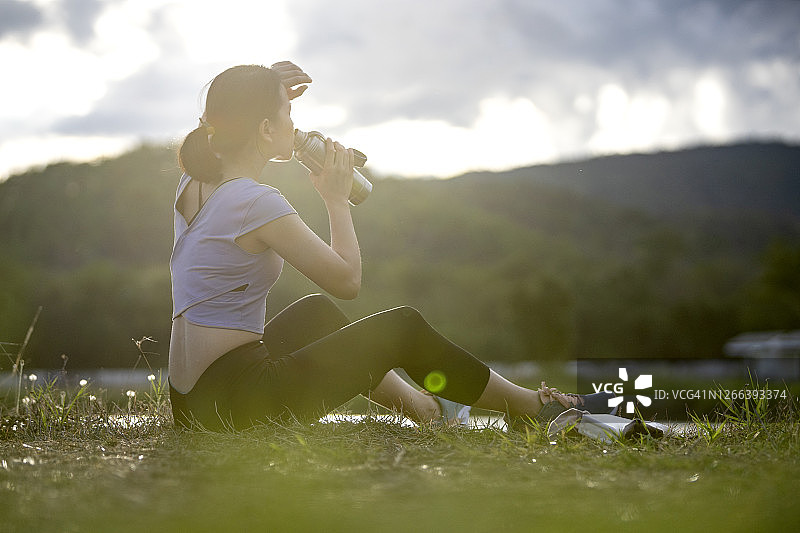 慢跑10公里后喝水的亚洲女青少年图片素材