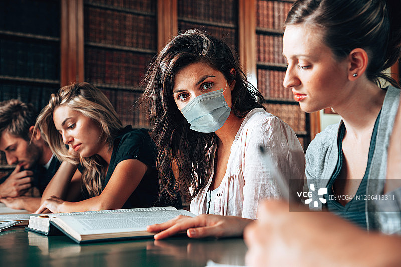 疫情期间参加考试的学生图片素材