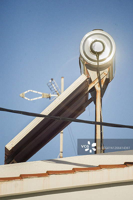 希腊屋顶太阳能热水器图片素材