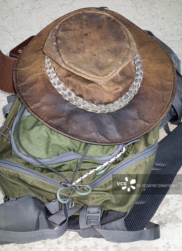 牛仔帽与背包行李图片素材