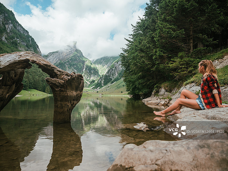在瑞士观赏美丽高山湖泊的女人图片素材