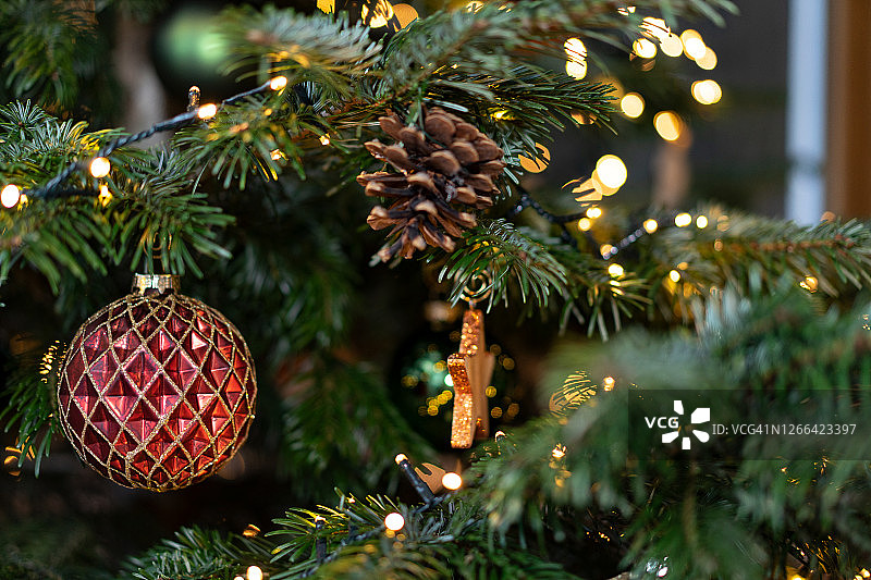 圣诞树上的红色圣诞装饰图片素材