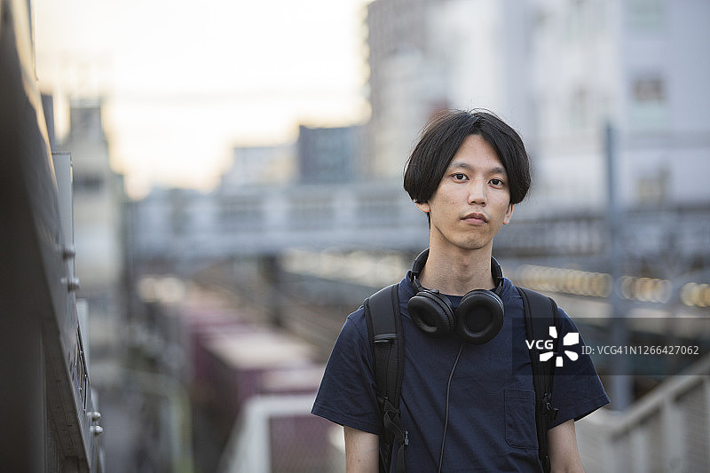 居住在日本郊区城市的千禧一代男人图片素材