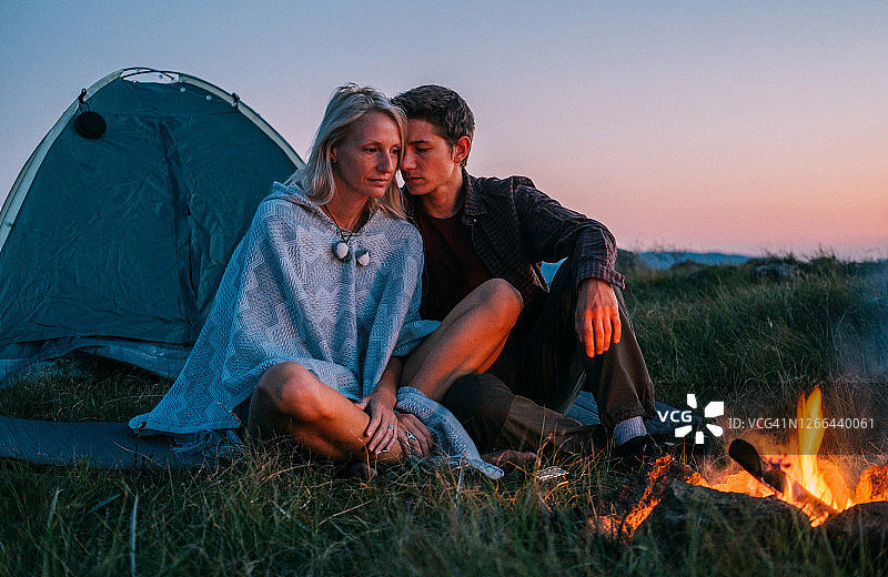 相爱夫妇坐在篝火旁欣赏大自然图片素材