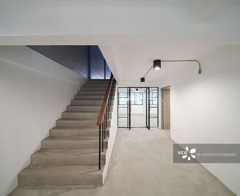联排别墅办公室空间与楼梯图片素材