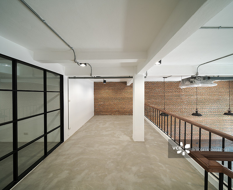 全新工业阁楼风格内饰空间：砖墙与水泥地面图片素材