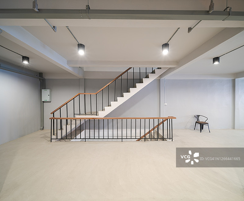 带水泥墙和楼梯的阁楼建筑图片素材