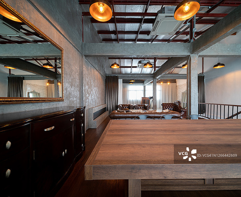 工业风阁楼公寓餐厅和客厅图片素材