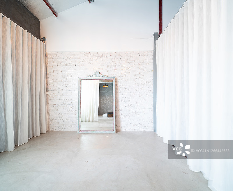 工业阁楼公寓试衣间图片素材