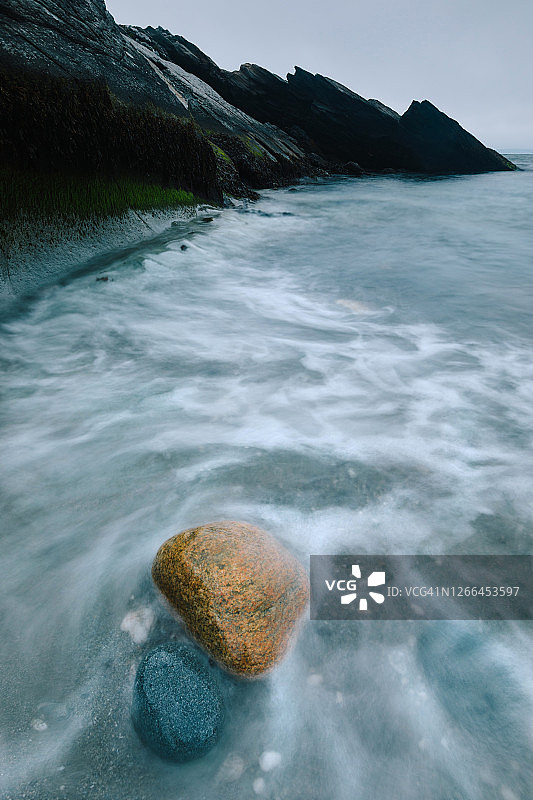 詹姆斯敦比弗泰尔州立公园悬崖旁的岩石图片素材