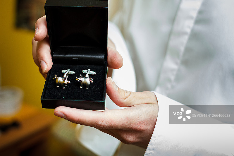 新郎有趣的袖扣，婚礼准备图片素材