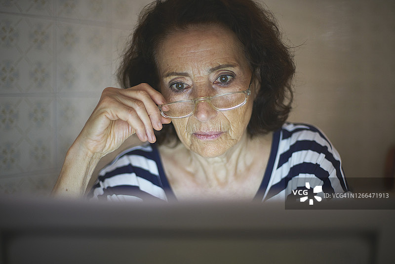 年长的女人使用笔记本电脑图片素材