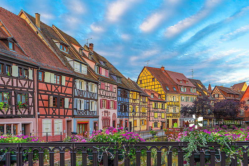 法国科尔马小威尼斯劳奇河畔色彩鲜艳的传统法式房屋图片素材