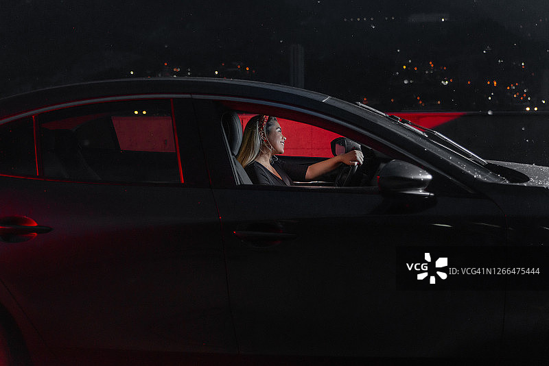 女人夜间小心驾驶，感受车内舒适图片素材