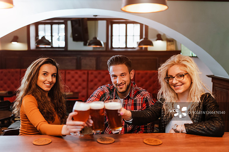 举杯畅饮啤酒庆祝图片素材