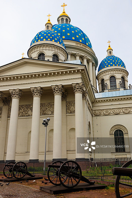 圣彼得堡三一主教座堂与土耳其古炮，俄罗斯图片素材