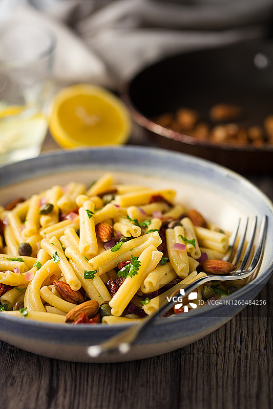 健康纯素夏季意面沙拉碗图片素材