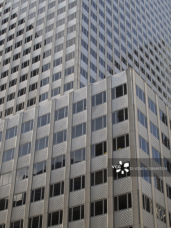 仰望银色金属外墙的建筑图片素材