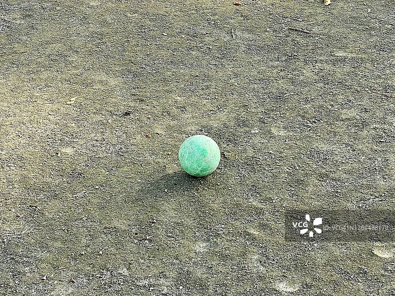 球场上的绿色地掷球图片素材