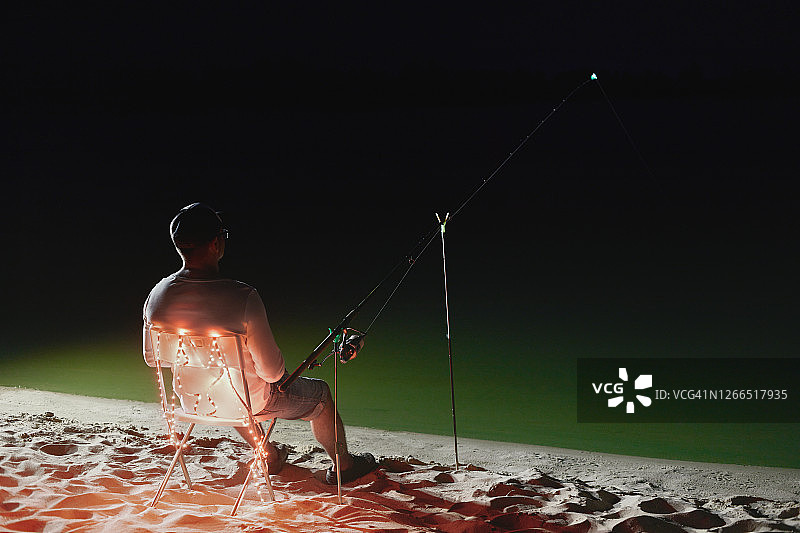 渔民在河岸边夜间垂钓图片素材