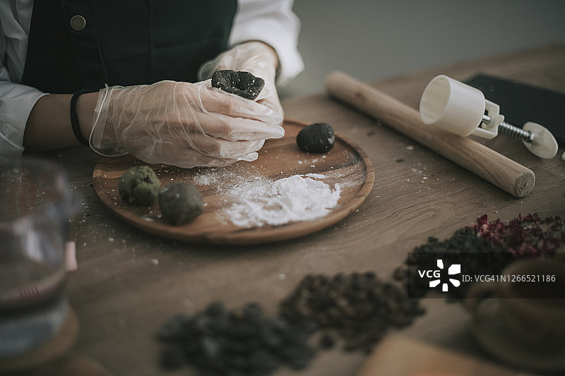 一位美丽的亚洲女性在厨房制作中秋节冰皮月饼图片素材